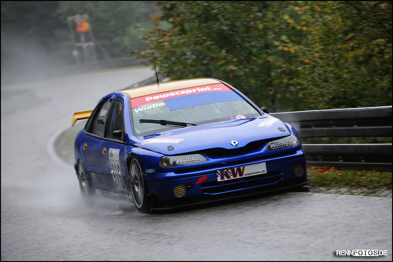 Der blau-goldene Renault Williams Wiebe Laguna auf nasser Strecke beim Bergrennen Mickhausen 2013